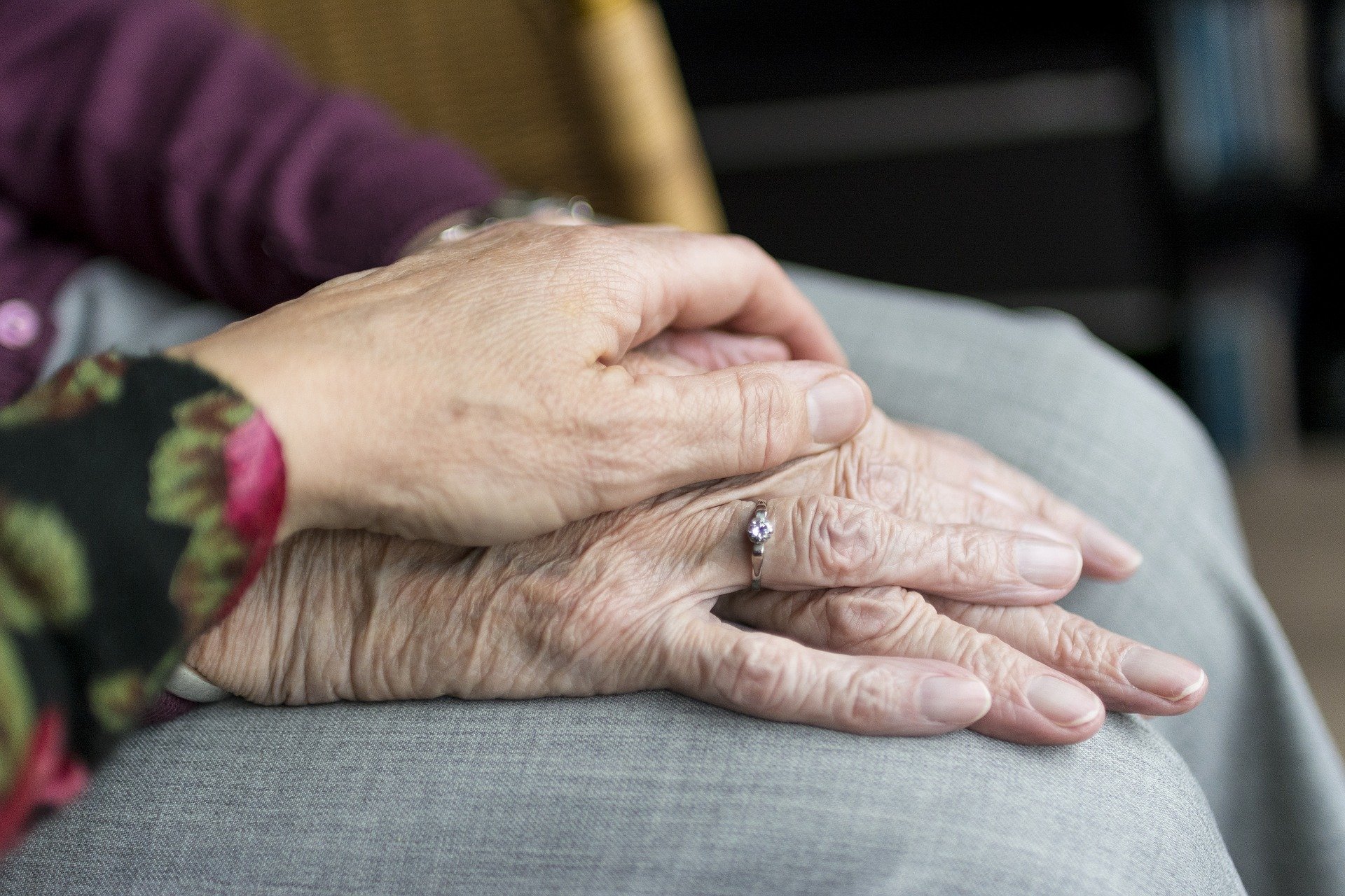 Kdo nám může pomoci s péčí o stárnoucí příbuzné? Možností je spousta