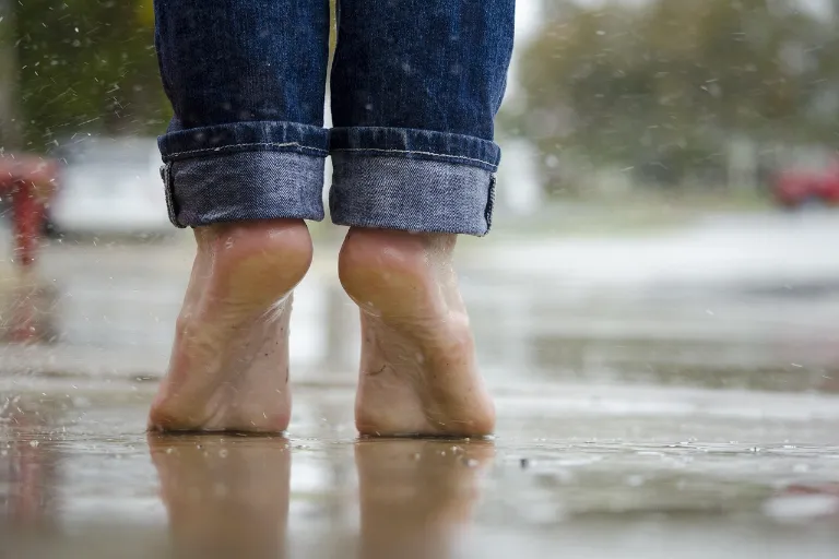 Bolí vás pata? Příznaky patní ostruhy a účinné masáže pro úlevu